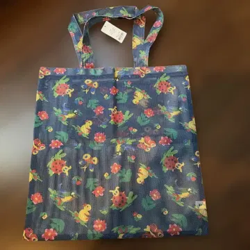 꽃과 곤충의 네이비 메쉬 토트백