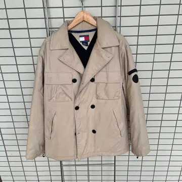 tommy의 짙은 베이지색 피코트입니다.