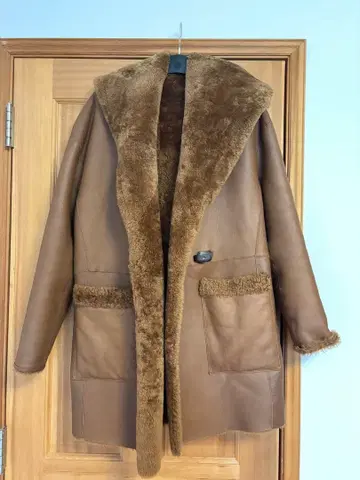 멜로즈 브라운 무스탕 코트 후드 부착