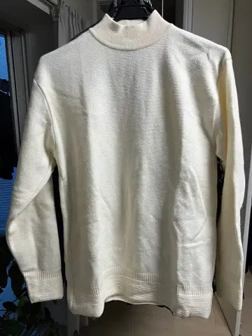 A+TOKYO 아이보리 터틀넥 니트