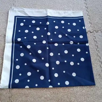 네이비 화이트 도트 무늬 실크 스카프