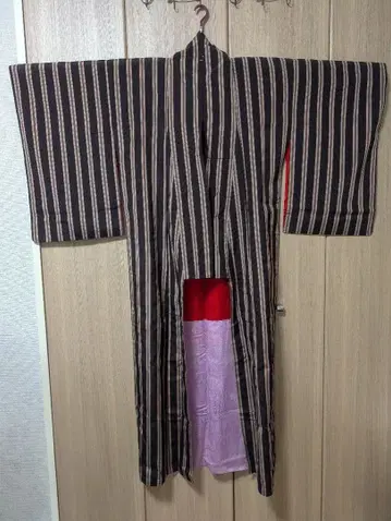 코몬 블랙과 빨간색 줄무늬