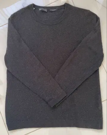 언더아머 다크 그레이 크루넥 스웨터