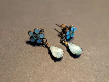 미하엘 네그린 오팔 꽃과 밀키 그린 물방울 귀걸이