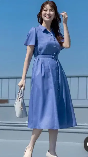 파란색 반팔 무릎 아래 원피스 사이즈 2