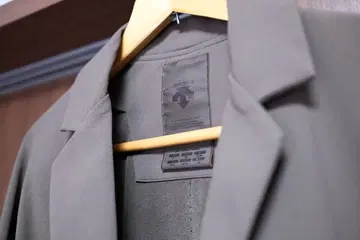 [ THE ONE ] 테일러드 자켓 L 카키 DESCENTE