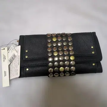 스터드 부착 블랙 장지갑