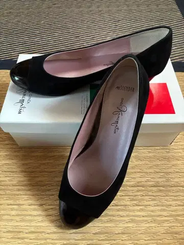 블랙 스웨이드 펌프스 토캡 디자인