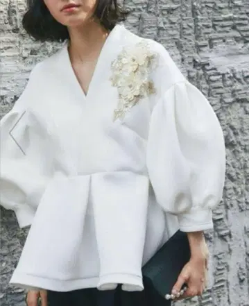 스마일 오키드 꽃 모티브 포함 V넥 벌룬 소매 탑