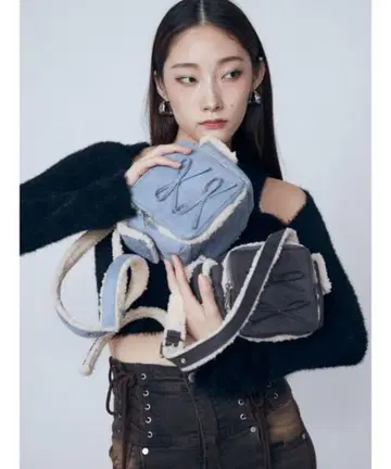 [ EMODA ] 페이크 무스탕 박스 리본 백 블루