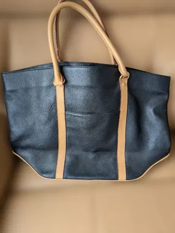 가죽 소재 블랙과 베이지 토트백