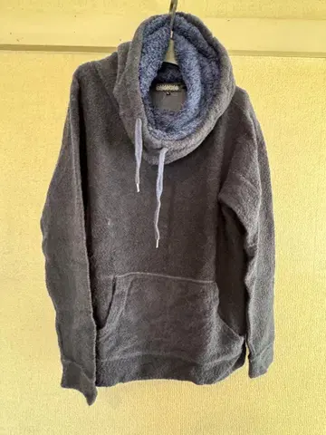 다크 블루 플리스 하이넥 상의 로즈버드