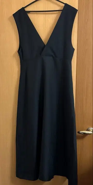 어반리서치 로쏘 블랙 컬러 오버롤 스커트