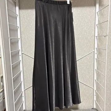 SLOBE IENA 글로시 새틴 플레어 스커트 차콜 그레이