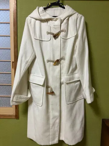 화이트 더플 코트 후드 부착