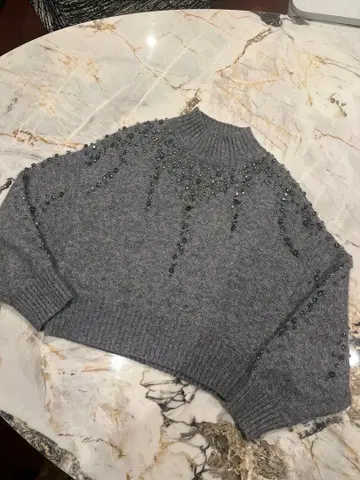 ZARA 비쥬 장식 그레이 크롭 니트 스웨터