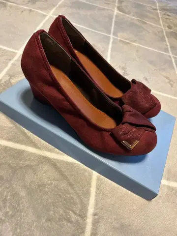 SAVOY 와인 레드 스웨이드 펌프스