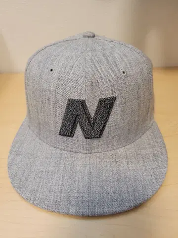 뉴발란스 그레이 스냅백 캡