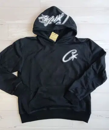 블랙 후드티 로고 자수 포함