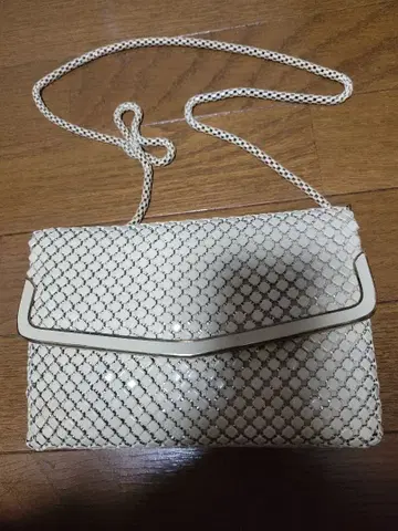 아이보리 메쉬 디자인 숄더백