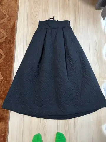 블랙 플레어 스커트 퀼팅 디자인