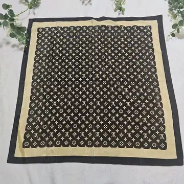 모노그램 패턴 대형 스카프 브라운 계열