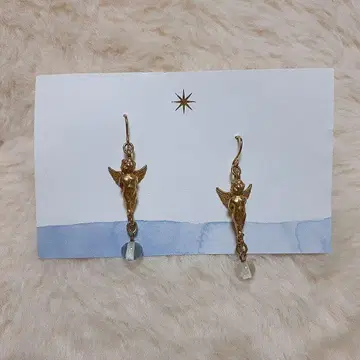 천사 모티브의 골드 컬러 귀걸이