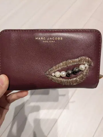 MARC JACOBS 와인 레드 이단 접이식 지갑
