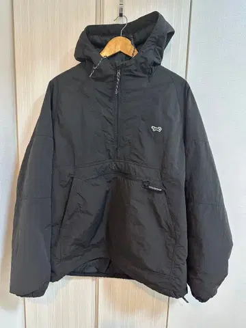 블랙 후드 부착 다운 자켓