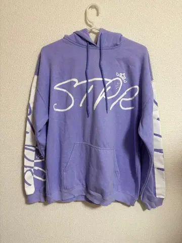 스토푸리 나나모리. 후드티