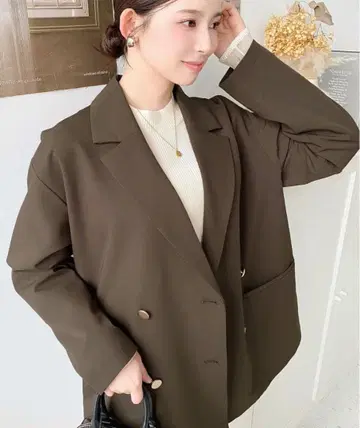 moment+ 매트 골드 버튼 더블 테일러드 자켓 브라운