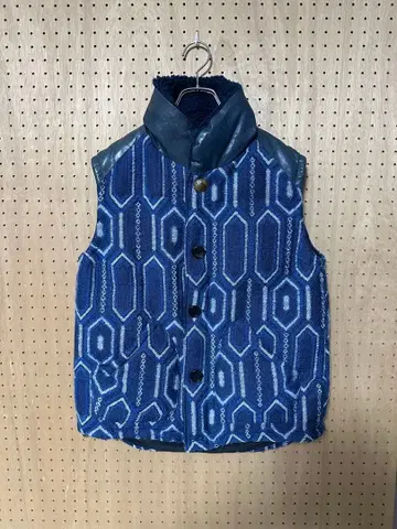 monro 가죽 절개 다운 베스트 몽로 네이티브 무늬 블루