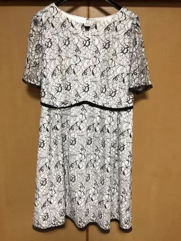 꽃무늬 레이스 반팔 무릎 기장 원피스