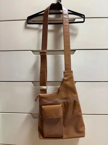 MOUSSY 브라운 숄더백