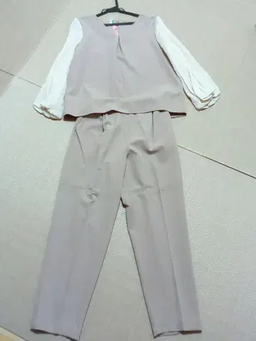 베이지 프릴 소매 V넥 셋업