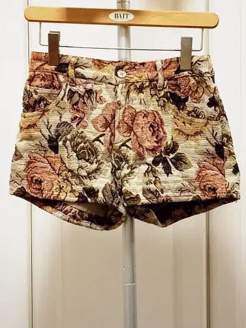 꽃무늬 숏팬츠 베이지 계열
