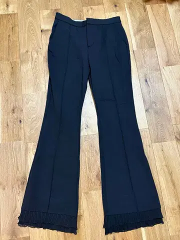 프릴 달린 블랙 슬랙스