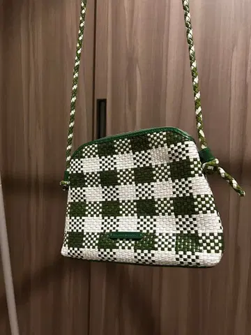 그린과 화이트 체크 무늬 숄더백