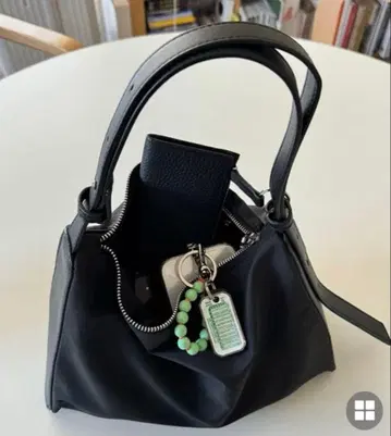 nugu POIK 스트랩 숄더백 블랙