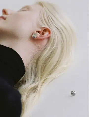 LIDNM 실버 구체 디자인 귀걸이 (양쪽 귀용)