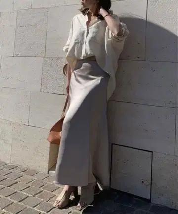 어뉴앙스 새틴 머메이드 스커트 베이지 S 사이즈