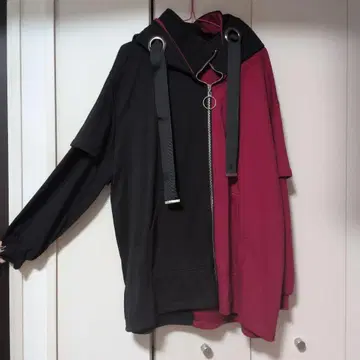 IRO+IRO 블랙과 빨간색의 후드 부착 후드티