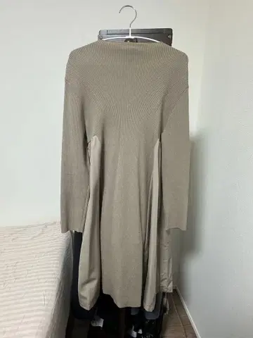 CELFORD 도킹 A라인 니트 원피스 (베이지)