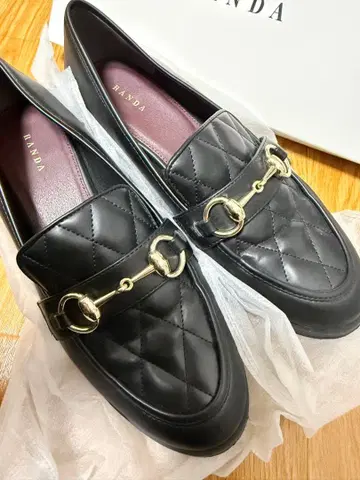 새상품급 RANDA 로퍼 퀼팅 블랙 골드 비트