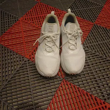 Puma 화이트 스니커즈