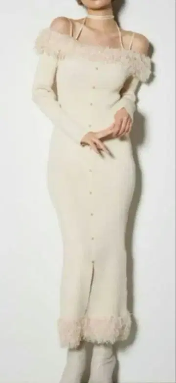 리엔다 페이크 퍼 오프숄더 타이트 니트 원피스