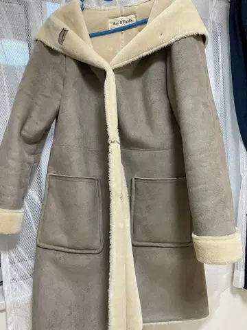 베이지 후드 부착 무스탕 코트