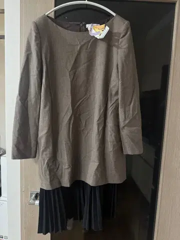 아디아무 브라운 긴팔 무릎 기장 원피스