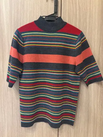 CABAN 멀티 컬러 스트라이프 하이넥 반팔 니트