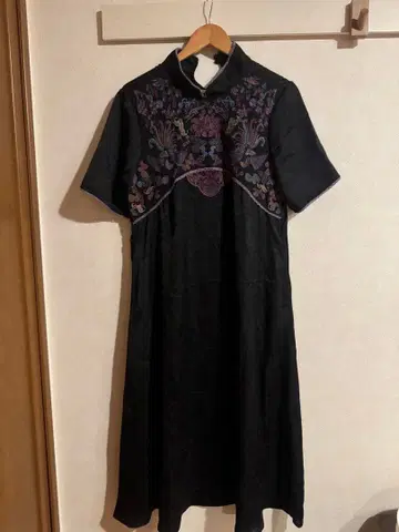 자수 장식 블랙 차이나 드레스